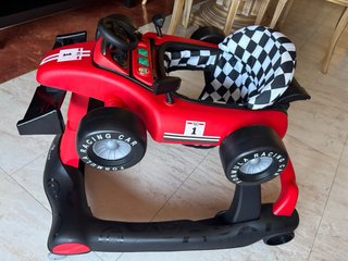 Andador infantil estilo coche de carreras