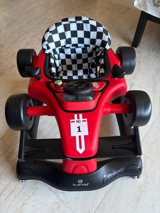 Andador infantil estilo coche de carreras