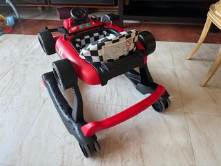 Andador infantil estilo coche de carreras