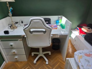 Habitación infantil. Lámparas y sillas de estudio