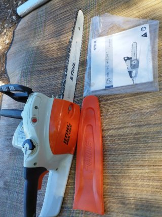 2 motosierras: Stihl y Makita