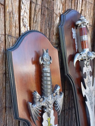 Espadas decorativas de metal y madera