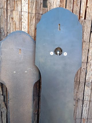 Espadas decorativas de metal y madera