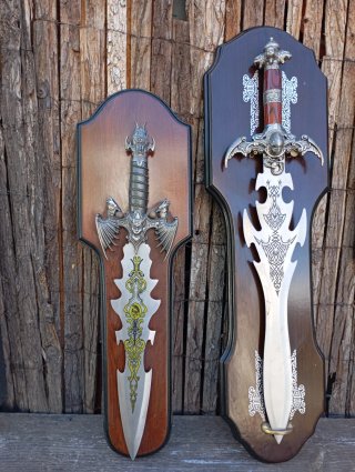 Espadas decorativas de metal y madera