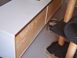 Mueble de salón blanco y multicolor