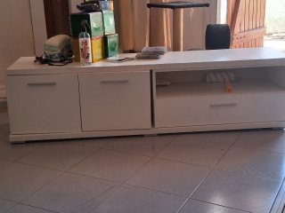Mueble de salón blanco y multicolor