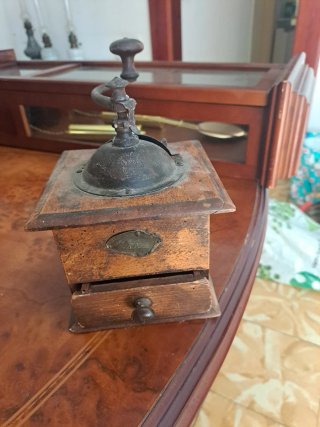 Molinillo de café antiguo de madera
