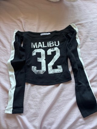 Top Bershka Off Shoulder Malibu 32