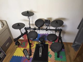 Batería Alesis DM6 + auricular HyperXCloud