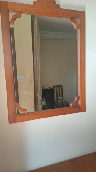 Mueble de madera con espejo