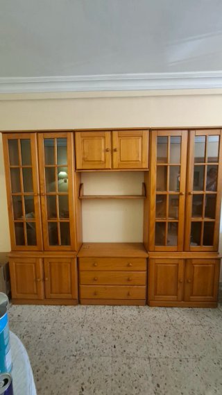 Mueble de madera con espejo