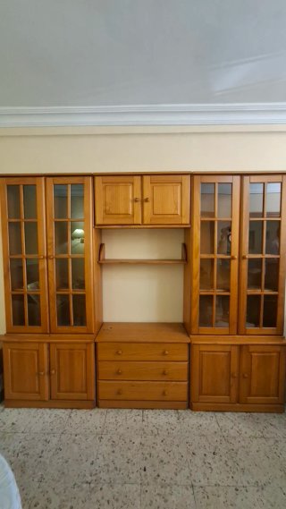Mueble de madera con espejo