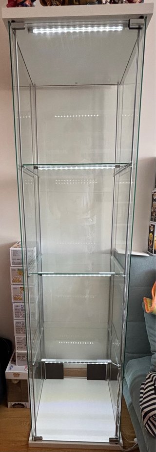 Vitrina de cristal con luces LED Detolf