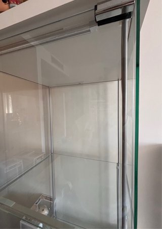 Vitrina de cristal con luces LED Detolf