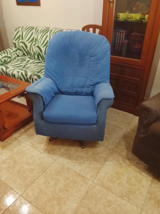 Sillón orejero azul de tela, son los dos azules.