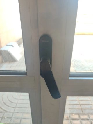 Balconera doble. Se abre la puerta derecha.