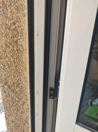 Balconera doble. Se abre la puerta derecha.