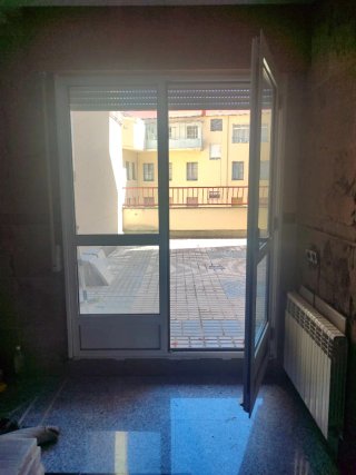 Balconera doble. Se abre la puerta derecha.