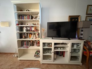 Cómoda y estantería de salón