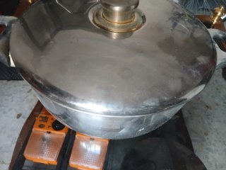 Olla metálica con tapa
