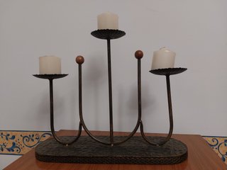 Candelabro de metal y madera