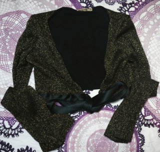 Chaqueta negra y dorada brillante