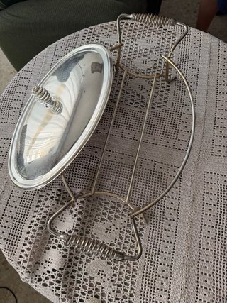 Fuente ovalada metálica con tapa