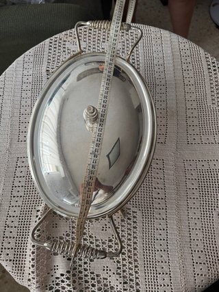 Fuente ovalada metálica con tapa