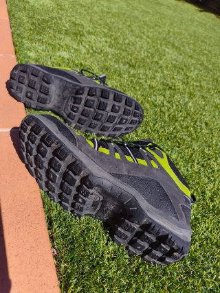 Botas de trekking negras y verdes