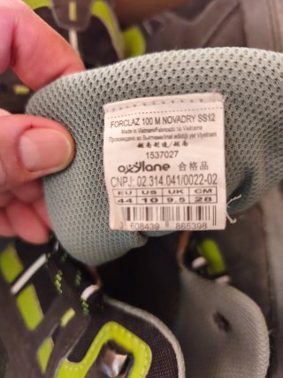 Botas de trekking negras y verdes