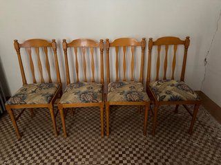 Juego de 4 sillas de salón de madera