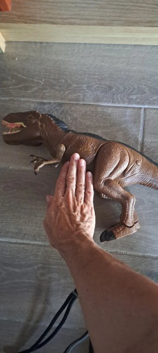 Figura Tiranosaurio Rex con sonido y movimiento