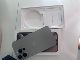 iPhone 15 Pro como nuevo en caja