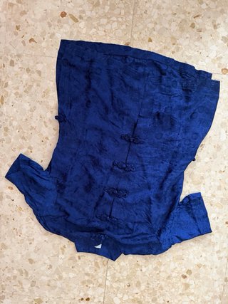 Camisa azul con botones