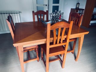 Mesa de comedor con 4 sillas de madera