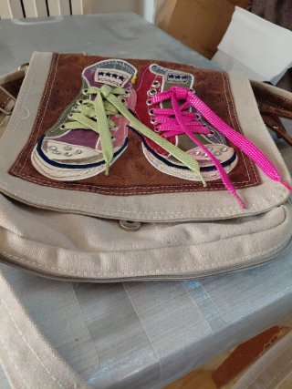 Bolso bandolera con zapatillas
