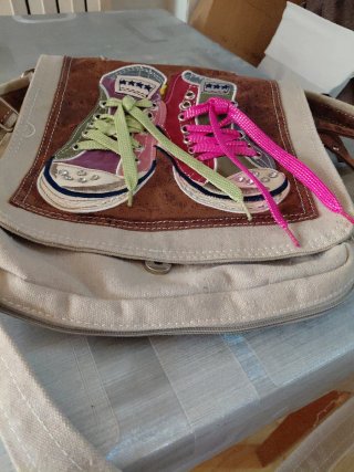 Bolso bandolera con zapatillas