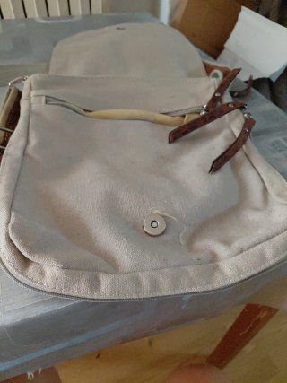 Bolso bandolera con zapatillas