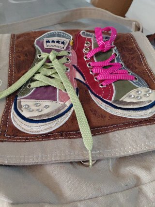 Bolso bandolera con zapatillas