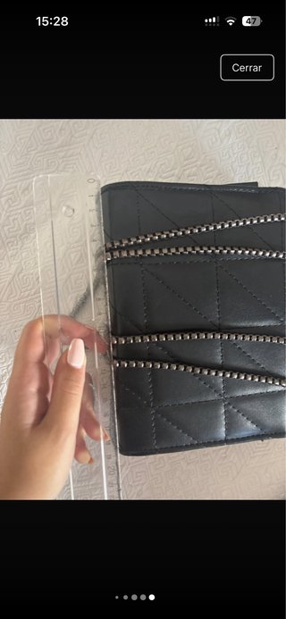 Bolso negro de cadena