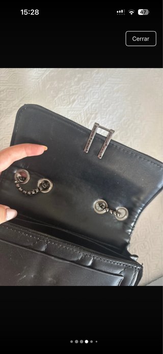 Bolso negro de cadena