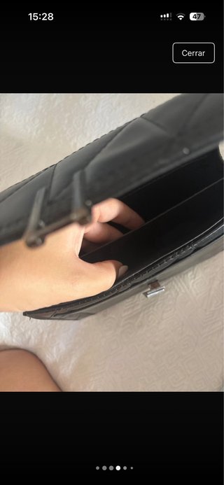 Bolso negro de cadena