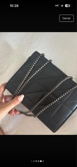 Bolso negro de cadena
