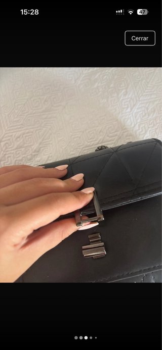 Bolso negro de cadena