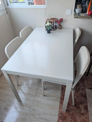 Mesa rectangular blanca de cocina o comedor