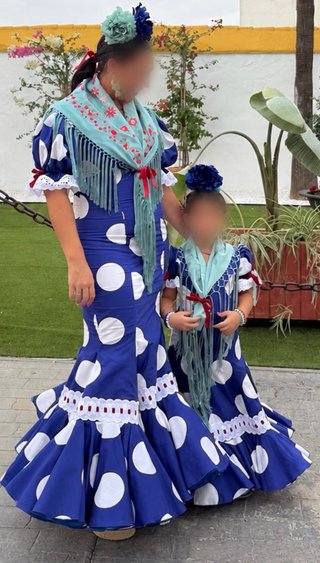 Traje de flamenca azul y blanco