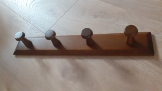 Perchero de madera marrón