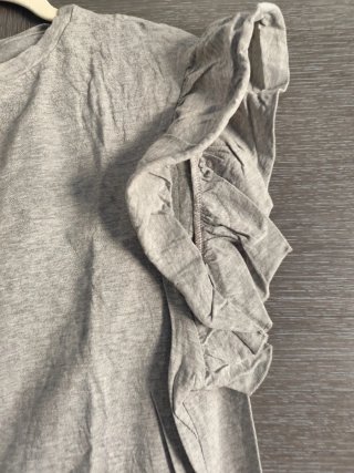 Camiseta gris con volantes