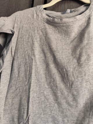 Camiseta gris con volantes