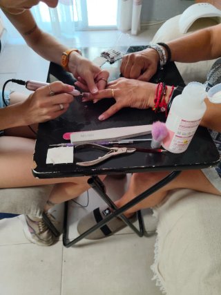 Se hacen uñas de gel